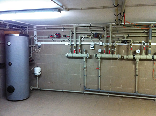 Rys. 7. Dwa źródła ciepła w budynku Mag-Instal: pompa ciepła i olejowy kocioł kondensacyjny