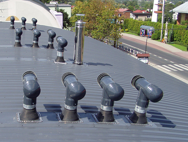 Rys. 1. Wywietrzniki grawitacyjne Duo firmy Uniwersal na sferycznym dachu szkoły w Bielsku-Białej