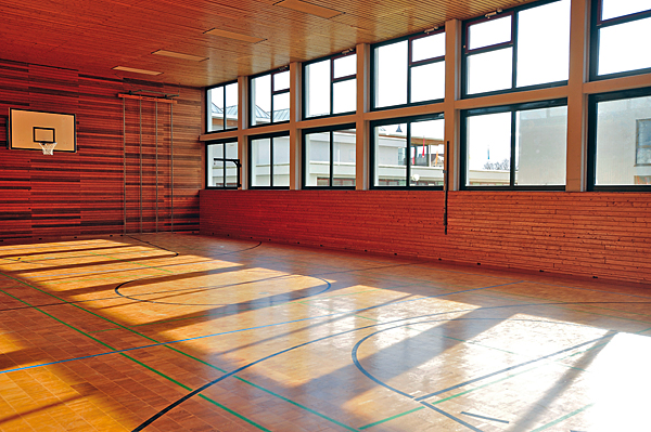 Hala sportowa w Unlingen z nowymi oknami w systemie AWS 75 SI